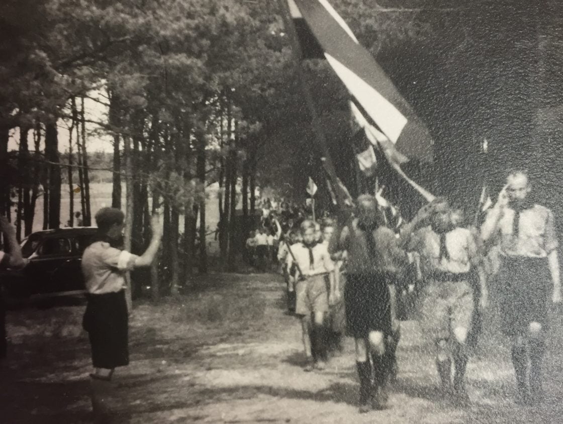 Historische foto van een groep kinderen en leiding van Jong Nederland uit de begintijd van de organisatie