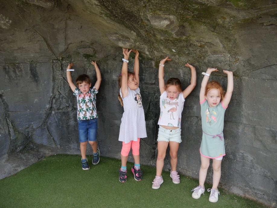 Kinderen klimmen samen tegen de klimwand tijdens het festival.