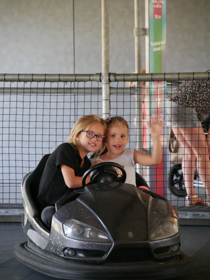 Twee deelnemers springen op het springkussen tijdens het festival.