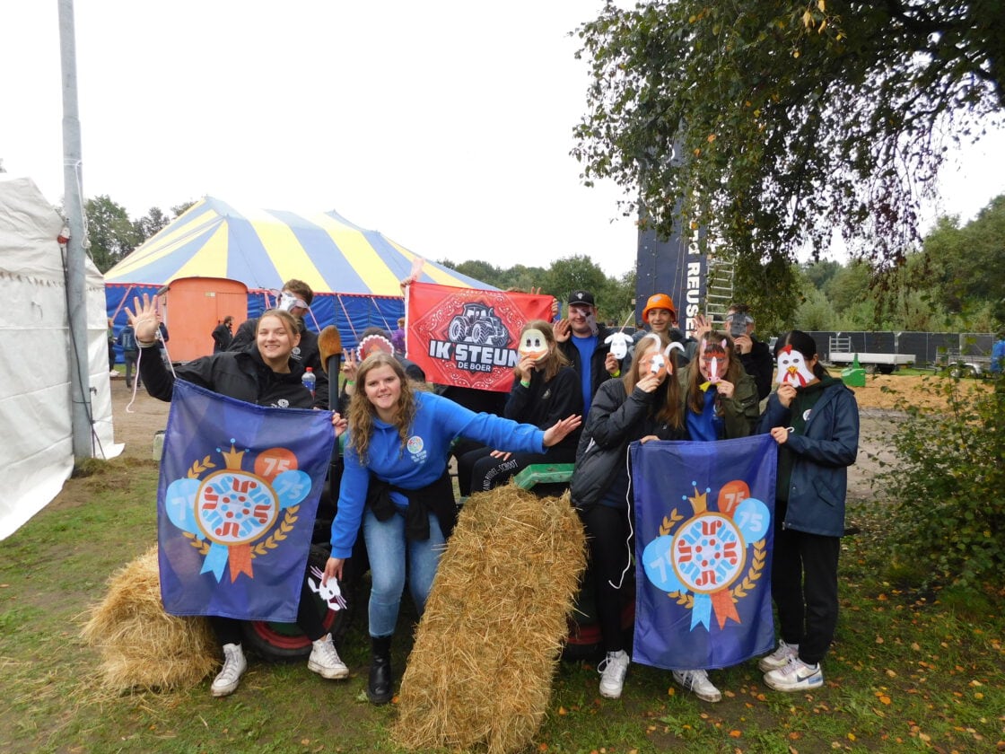 Deelnemers spelen samen met groot opblaasmateriaal op het veld.