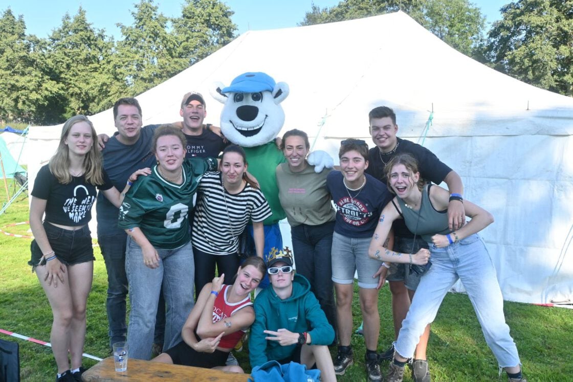 Een afdeling poseert samen onder de tent tijdens de Kaderschouw.
